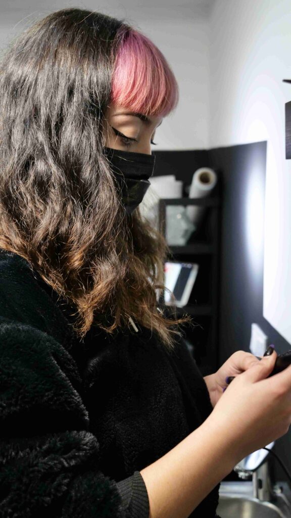 vika preparandose para tatuar